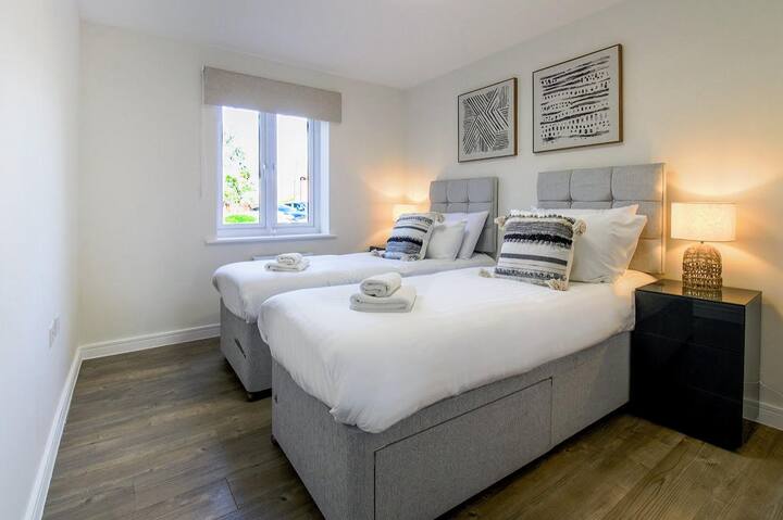 Спалня 2 е оборудвана с удобно легло с цип и връзка, което е конфигурирано като две единични легла по подразбиране или може да бъде закопчано заедно, за да се образува двойно легло при поискване.