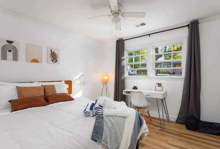 Manželská posteľ so spoločnou kúpeľňou. Táto izba má tiež televízor.