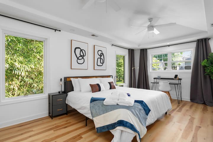 Manželská posteľ s vlastnou kúpeľňou. V prípade potreby môžeme pridať jednolôžko navyše. Všetky spálne sú vybavené posteľnou bielizňou a matracmi hotelovej kvality, ktoré zaisťujú pohodlný a relaxačný nočný zážitok. Táto izba má aj televízor.