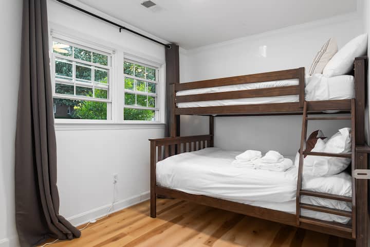 Poschodová posteľ (plná + dvojlôžková) so spoločnou kúpeľňou