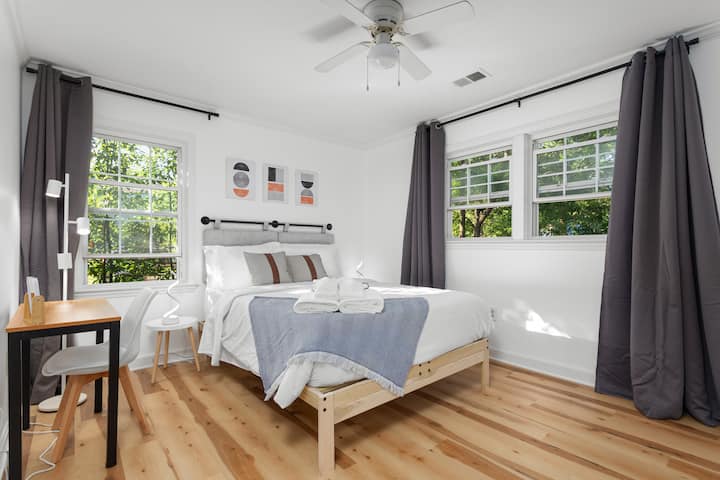 Manželská posteľ s vlastnou kúpeľňou. V prípade potreby je možné pridať jednolôžko navyše. Táto izba je vybavená TV