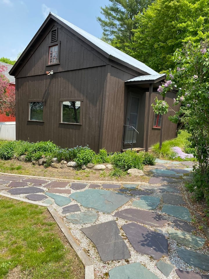 The Nest je veľký otvorený priestor, ktorý je oddelený od hlavného domu. Je to krátka prechádzka medzi hniezdom a hlavným domom. The Nest má manželskú posteľ a plnohodnotnú posteľ, priestor na posedenie, úložný priestor na oblečenie, kúrenie a klimatizáciu. 