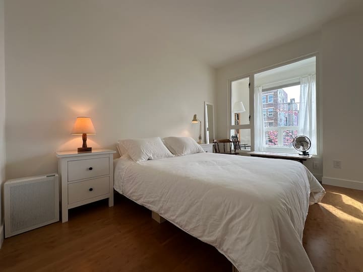 Органски душек од латекс со големина на брачен кревет, средно цврст. Постелнина од 100% памук. Опции за летна синтетичка јорган од ИКЕА или зимски јорган од органска волна. Две перници од мемори пена и две перници со заштитници за перници што блокираат алергени.