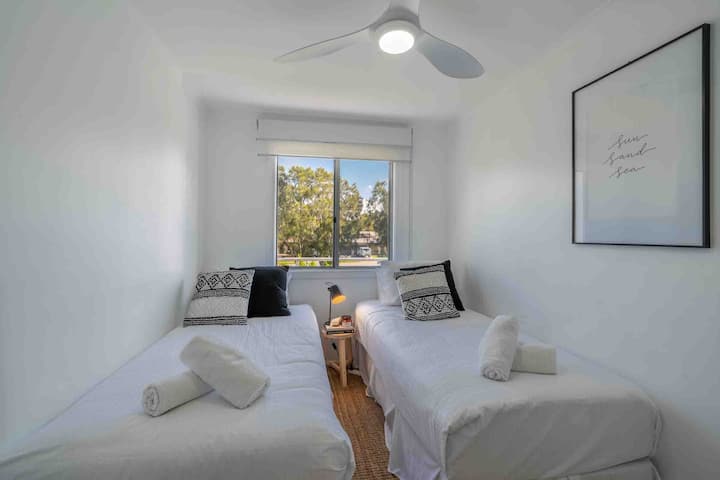 La camera da letto 3 al primo piano ha 2 letti singoli matrimoniali grandi, appendiabiti e ventilatore a soffitto telecomandato.