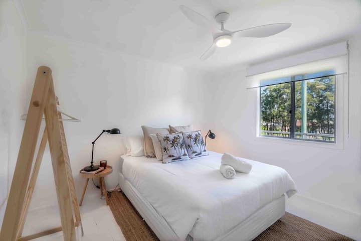 La camera da letto principale al primo piano ha un letto matrimoniale, un appendiabiti e un ventilatore a soffitto telecomandato.