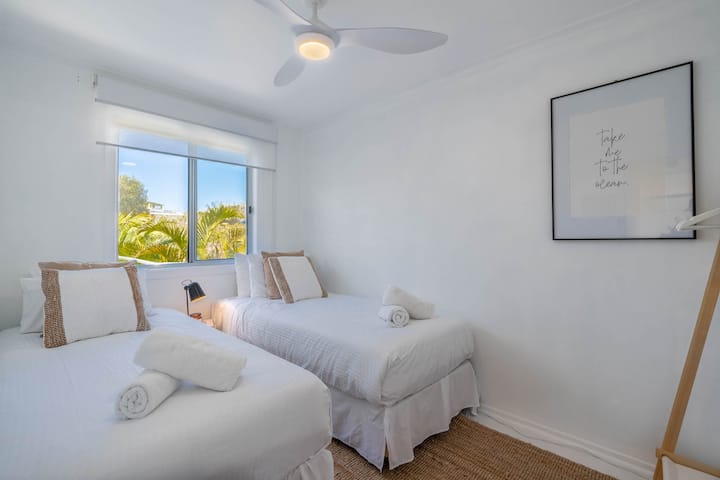 La camera da letto 2 al primo piano ha 2 letti singoli matrimoniali grandi, appendiabiti e ventilatore a soffitto telecomandato.