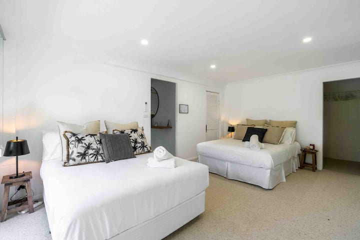 La camera da letto 4 al piano terra include un letto matrimoniale e un letto matrimoniale. 

Questa camera dispone anche di una cabina accappatoio, aria condizionata a ciclo inverso e accesso diretto al bagno al piano terra.  