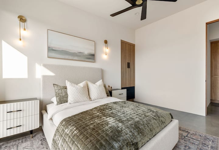 Chambre avec lit complet.