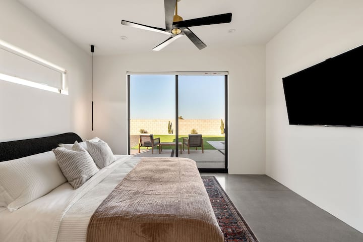 Chambre principale avec télévision Roku 65"et patio privé.