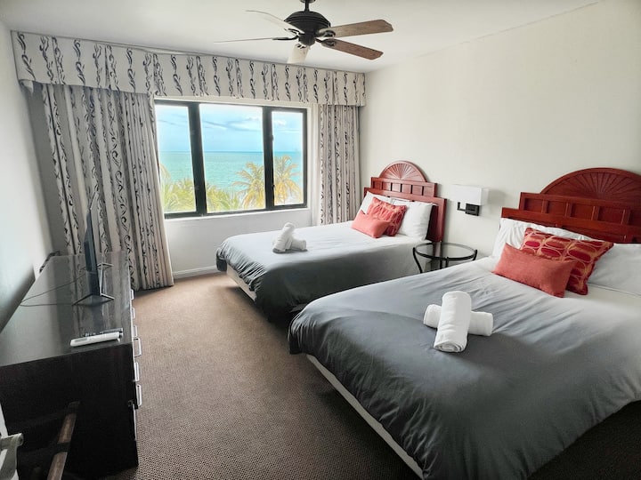 Chambre avec 2 lits doubles et vue sur la plage