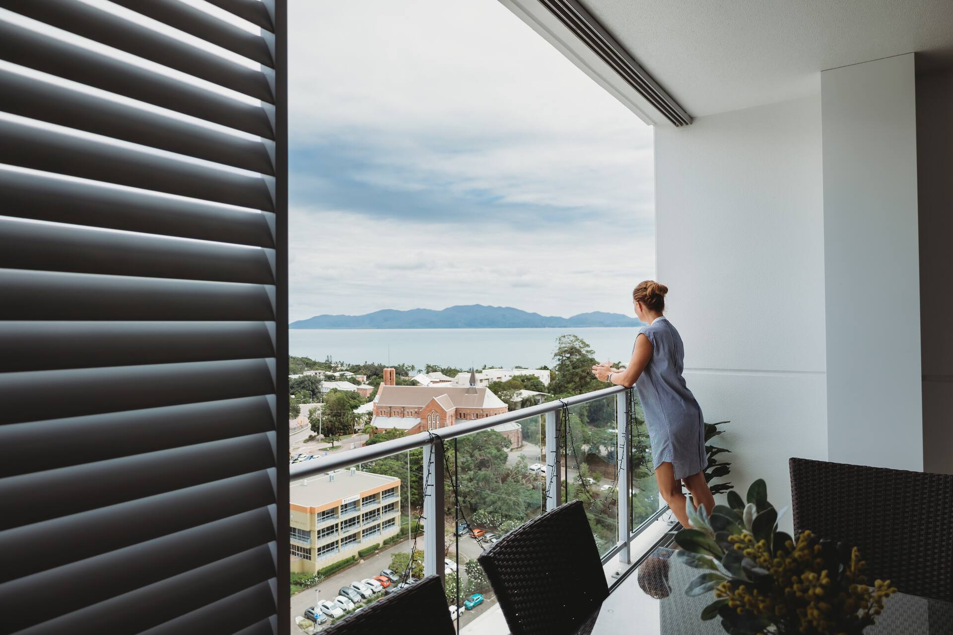 Island Views · 2BR 2BA · Pool · Pkg · Exec Apt CBD
