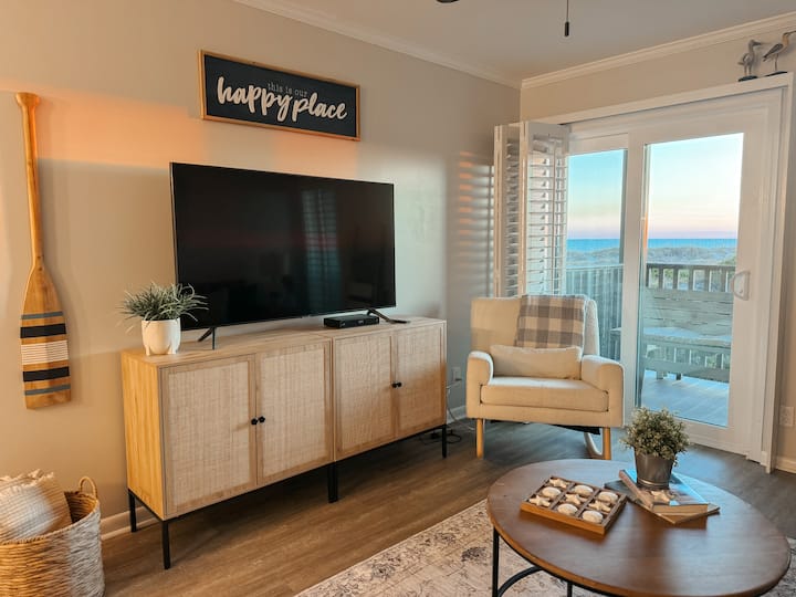 Prekrasan pogled na ocean dok sjedite u dnevnom boravku. 