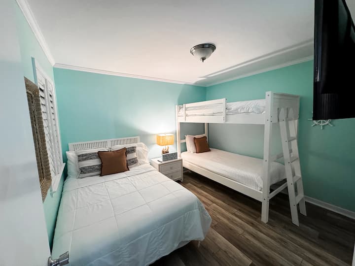 Gostinjska soba. Kreveti na kat i bračni krevet (160x200). A Pack and play is available along with a 42 inch TV. Obezbijeđene su i društvene igre. 