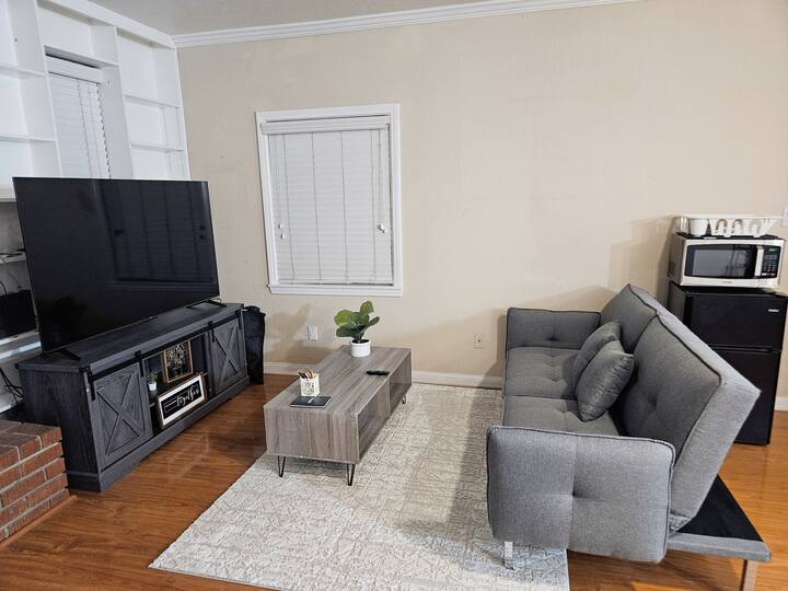 Amplia entrada privada y baño. Suites con entrada independiente en renta en Ontario