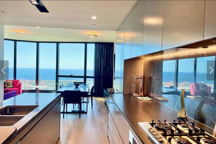 Sky High Luxury Panoramic Views gallery image 3