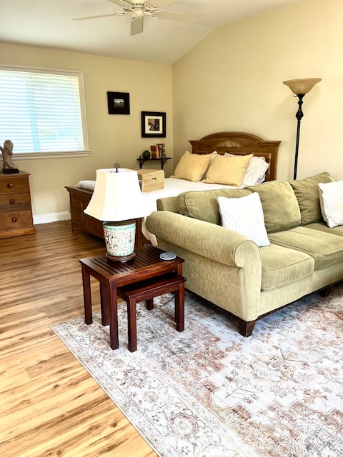 Popular Airbnb listing: Elegant suite- centrally located in Linda Vista
