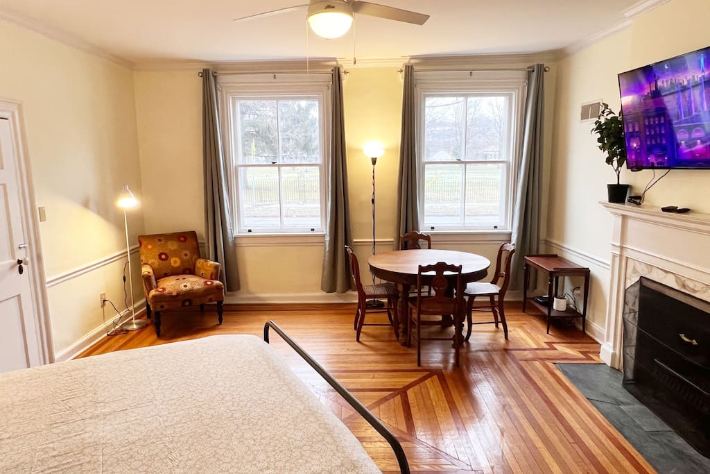 Airbnb Charming studio in riverfront Troy mansion