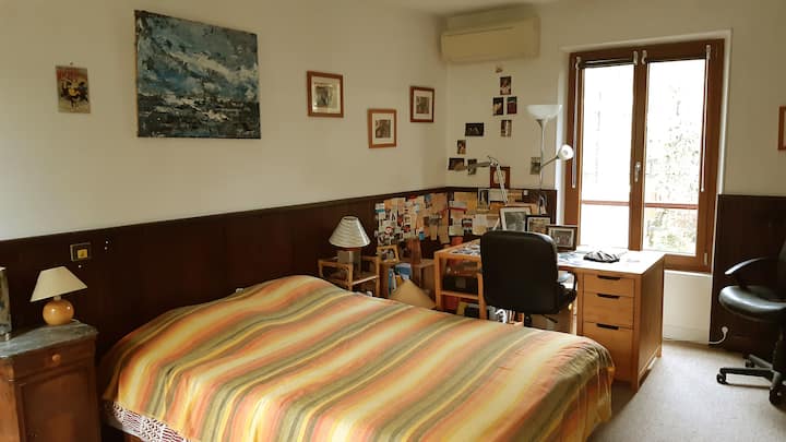 Spálňa 2 na prvom poschodí - manželská posteľ. Stôl na čítanie alebo prácu.