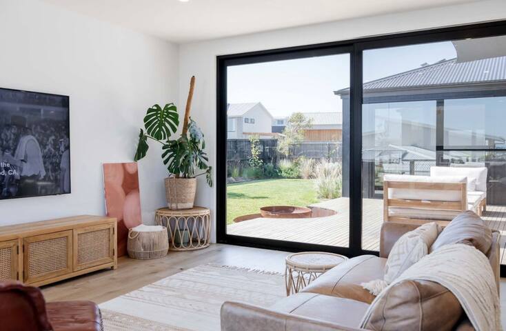 Idyllic Views Moments from Iconic Beach & Precinct gallery image 5