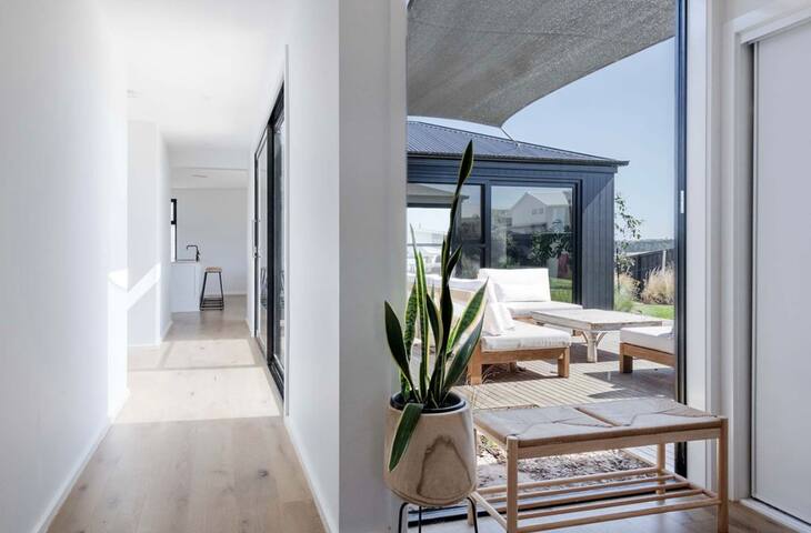 Idyllic Views Moments from Iconic Beach & Precinct gallery image 3