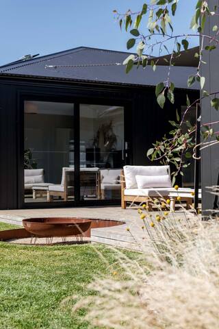 Idyllic Views Moments from Iconic Beach & Precinct gallery image 2