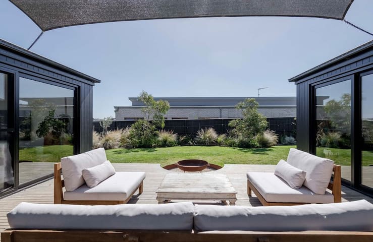 Idyllic Views Moments from Iconic Beach & Precinct