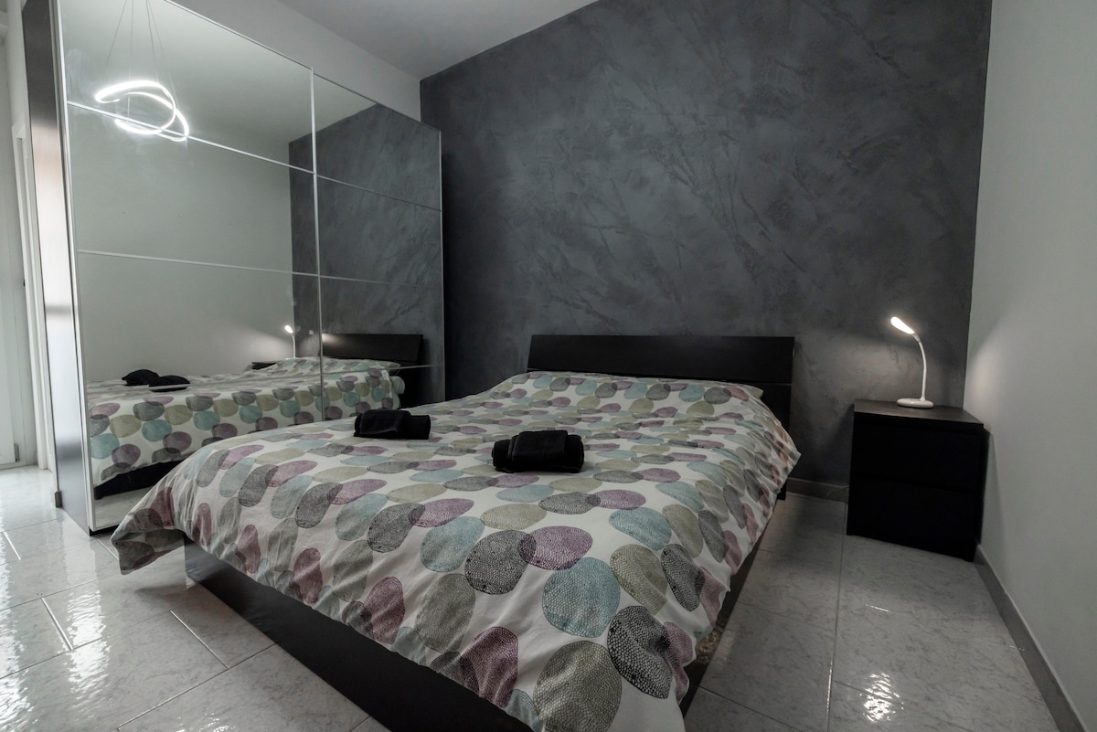 Habitación grande, equipada con una cama doble (160x200cm) y armario con espejo.