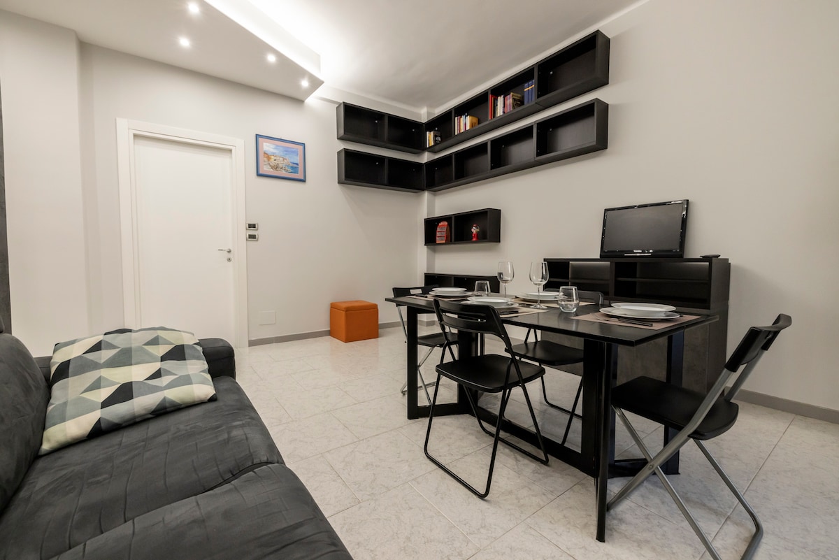 Amplia y luminosa sala de estar, con cómodo sofá cama y mesa de comedor/comedor.