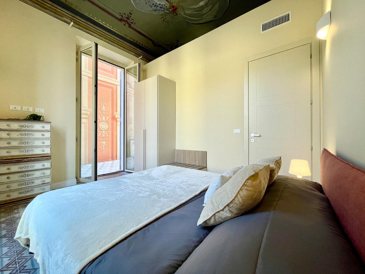 Спалня с двоен размер 1,60x1,90 м, гардероб, скрин, поставка за багаж, легло за къмпинг и достъп до тераса.
/
Спалня с двоен размер 1,60x1,90 м, килер, скрин, поставка за куфар, легло за къмпинг и достъп до тераса.