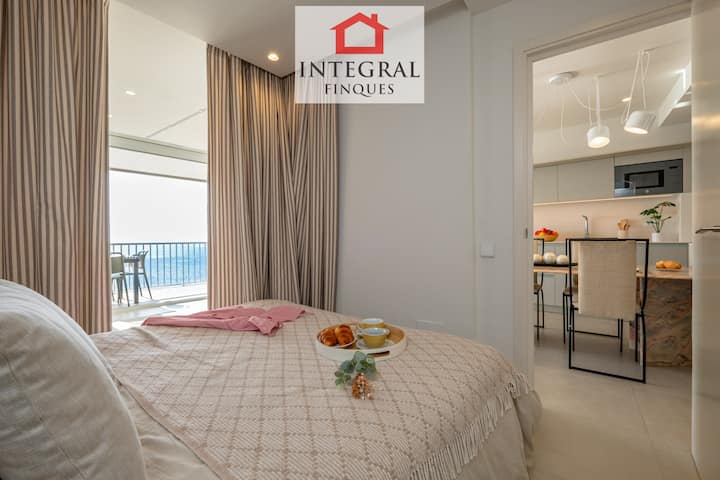 Pamje të mrekullueshme të detit nga krevati i dhomës së martesës.