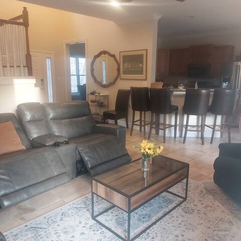 Fam Friendly Peaceful 6 BR 4 Bths. Vehicle Charger