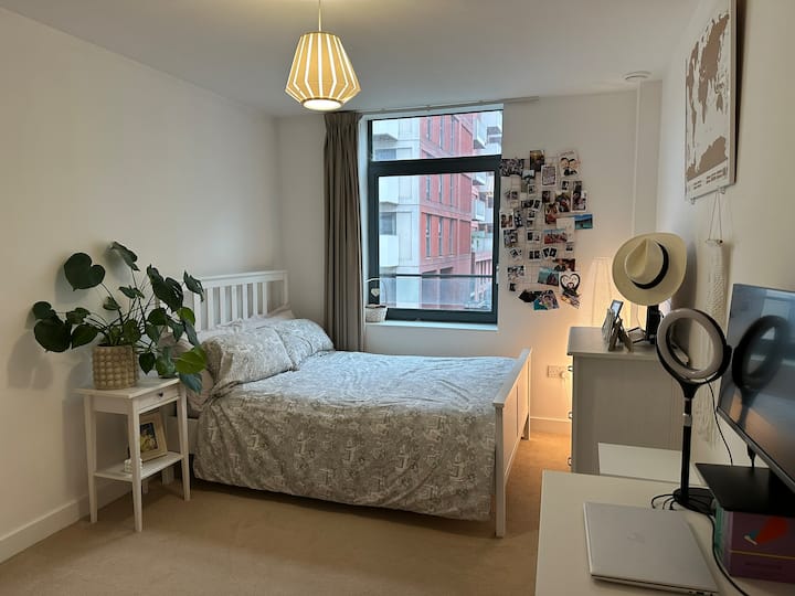 Segundo dormitorio con baño privado.