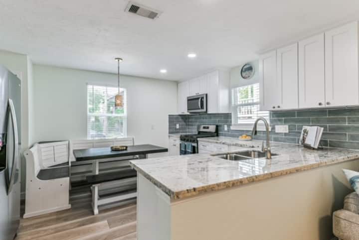Bella's Beach House
2811 Avenue O 1/2 - Galveston, TX