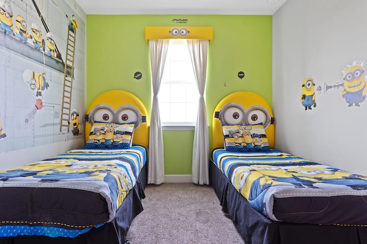 我们的卧室配有两张单人床和有趣的装饰品，让您的住宿体验成为难忘的体验。