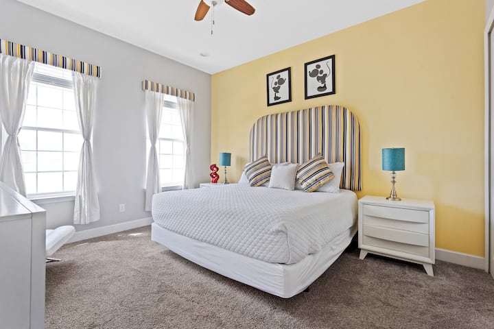 这间加大双人床卧室专为欣赏简约艺术的人士而设计。 黄色的白色和带子细节，营造出优雅和宁静的感觉。