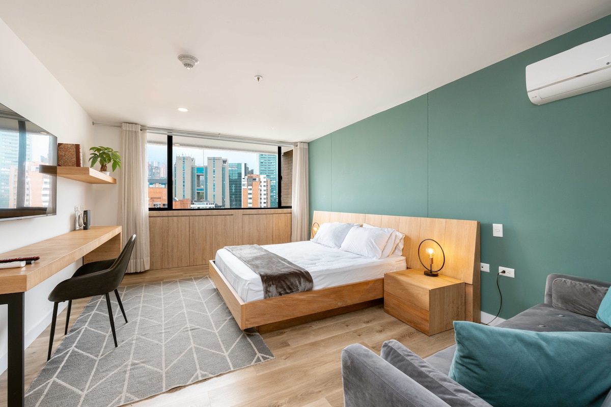 Cama tamaño queen con mesitas de noche