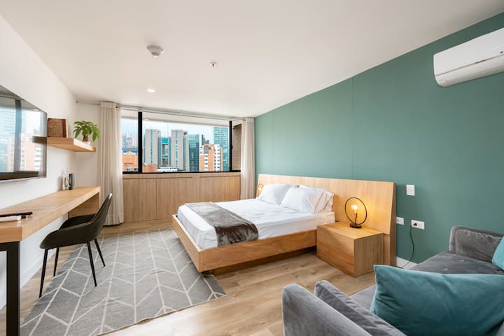 Cama tamaño queen con mesitas de noche