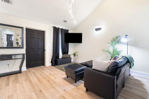 Top performing Airbnb: The Lantana Leisure - A Lavish Central Vibe! in Ferry Pass