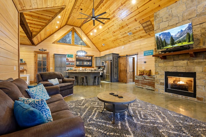 Copper Hideout: Hot Tub, Fire Pit, Pure Relaxation - Broken Bow, OK
