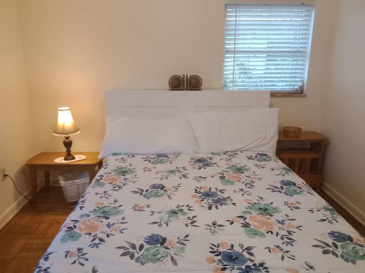 Dhoma e basteve 3 me krevat dopio "queen" dhe dollap të madh.