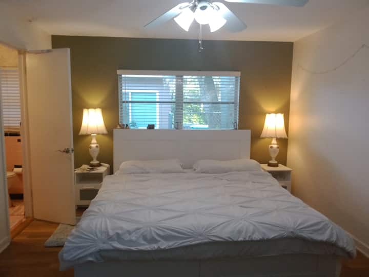 Dhomë gjumi kryesore, krevat dopio "king" me banjë të papërshtatshme