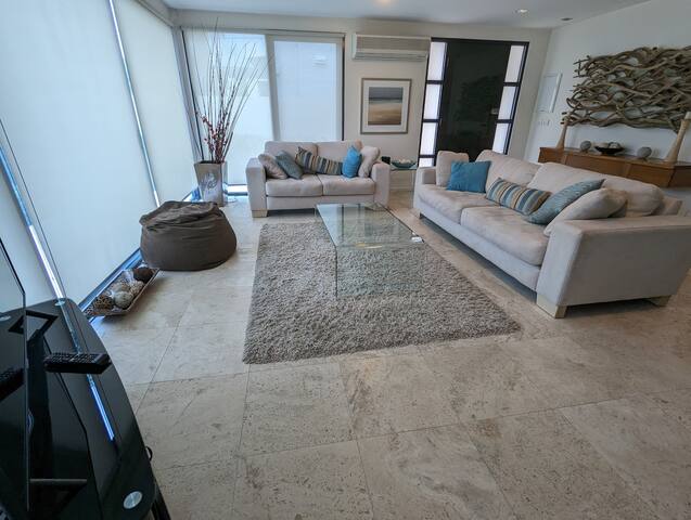 Elwood By the Marina