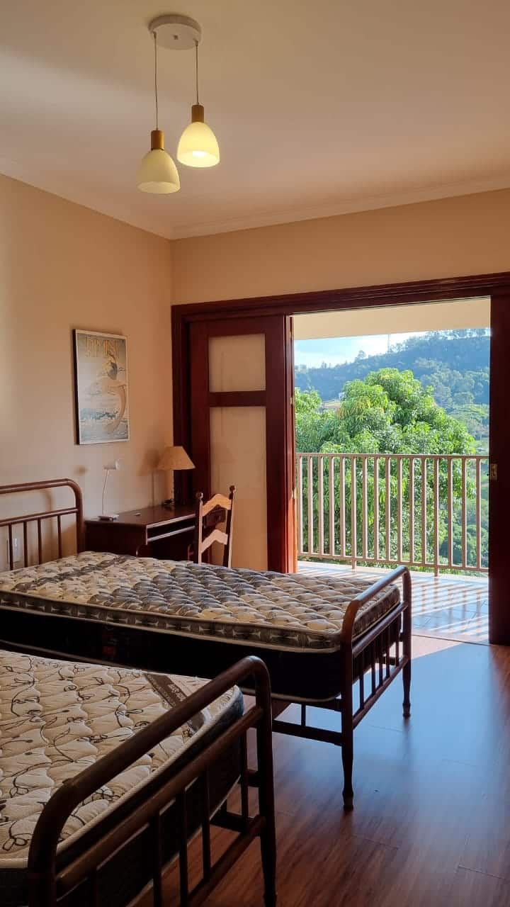 Chumba cha kwanza cha kulala juu
