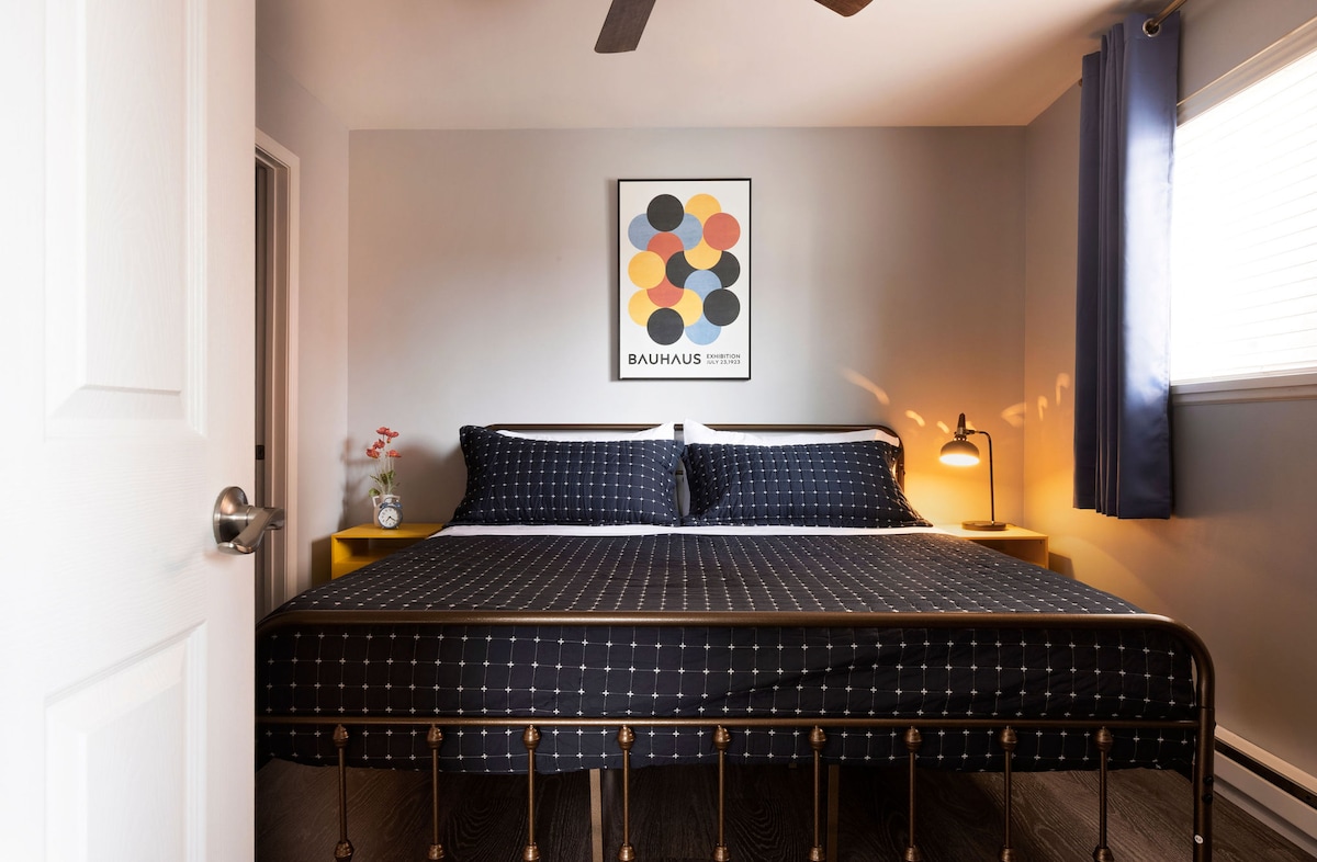 Chumba cha kulala cha kupendeza cha King kilicho na mapambo ya kupendeza na starehe iliyoboreshwa na mapazia ya kuzima kwa ajili ya kulala usiku kwa utulivu.
