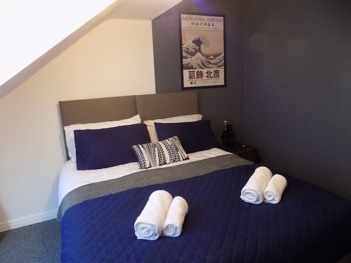 לישון טוב במיטת קינג סייז הנוחה הזו (ניתן לפצל לחדר זוגי לפי בקשה). להירגע ולצפות בטלוויזיה החכמה המותקנת על הקיר! 