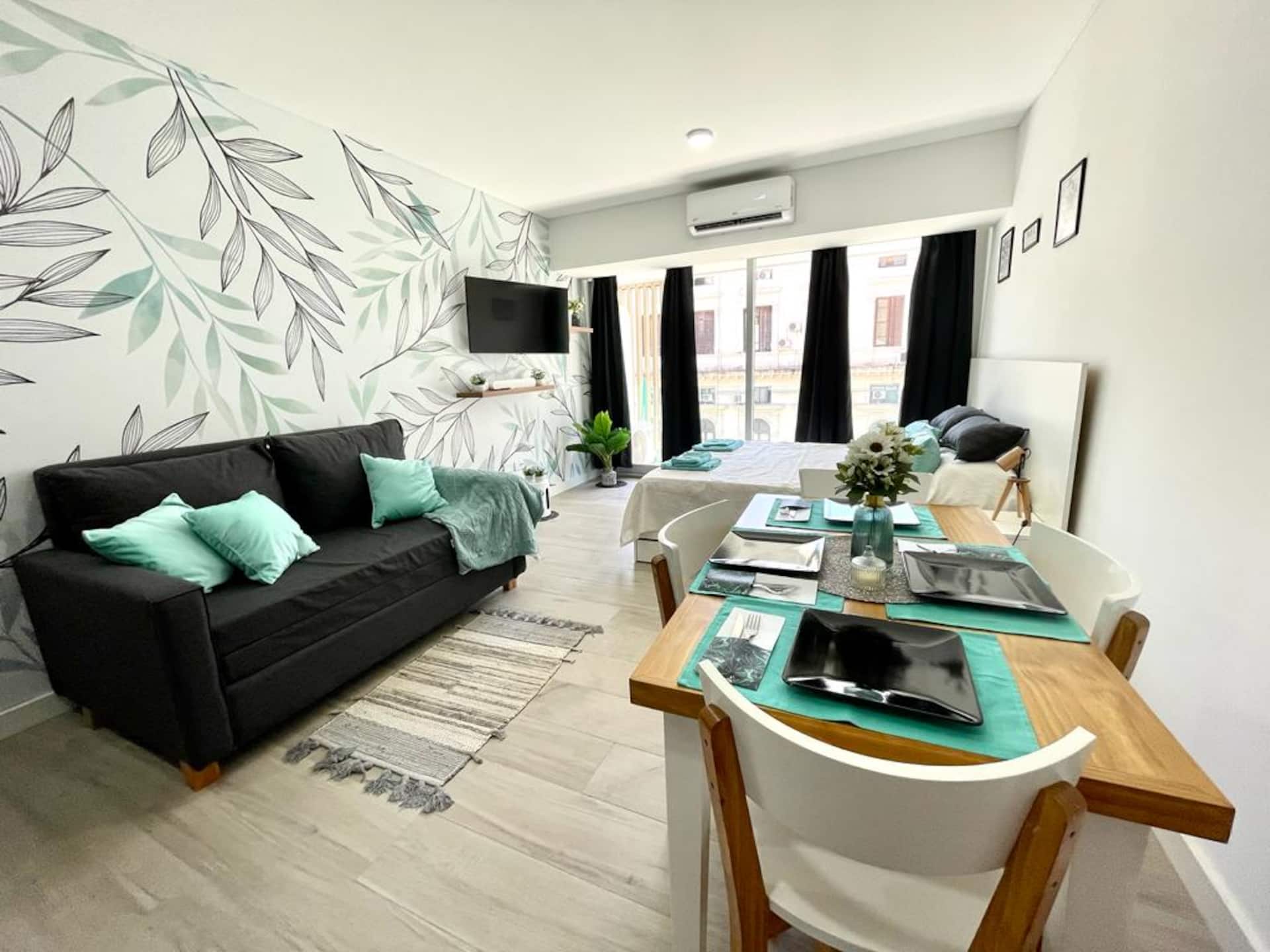 Studio apartment with balcony and pool in Monserrat