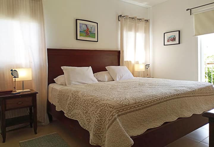 Hlavná izba s vlastnou kúpeľňou a balkónom. Posteľ je VEĽKÁ