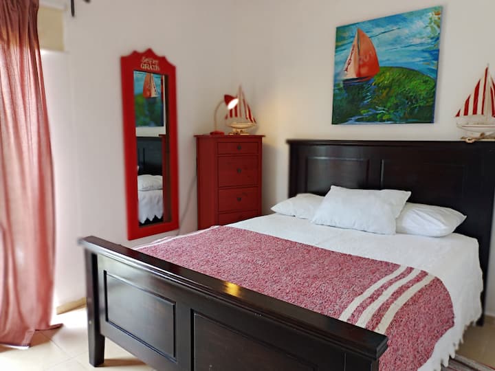 Spálňa s manželskou posteľou.