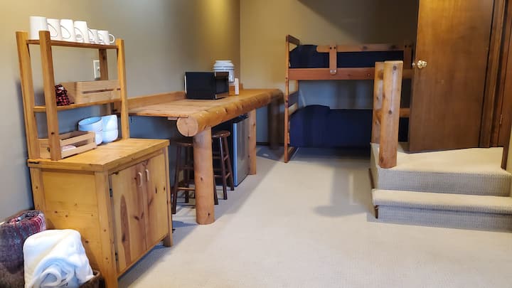 Large Studio Room, Wooded Lot On Warrior Pond - Fort Snelling State Park, St Paul