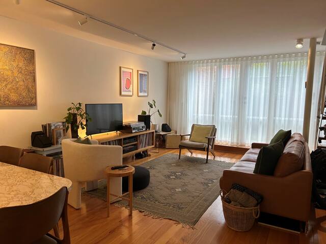 2BR Carlton Nth Retreat – Parking, Cafés, Trams